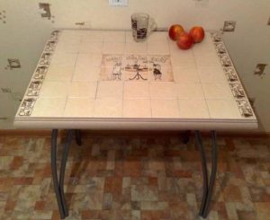 Tavolo con piastrelle in ceramica