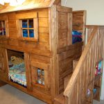 Lussuoso letto a forma di casa in legno fatto a mano