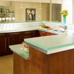 Piano di lavoro in vetro in cucina: elegante e bello