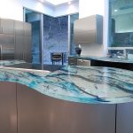 Come decorare un piano di lavoro in vetro in una cucina?