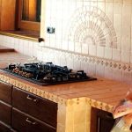 Piano di lavoro e paraschizzi realizzati con la stessa piastrella