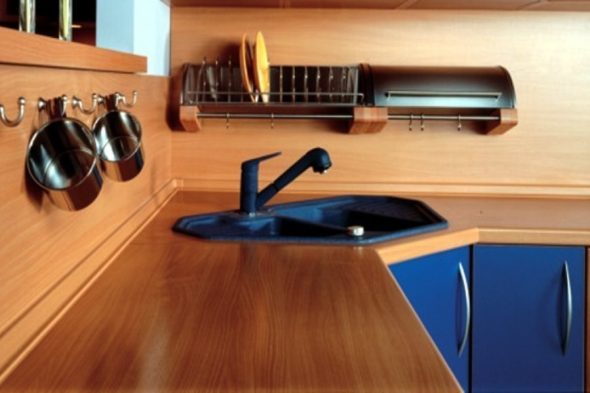Piano del tavolo con strato di plastica