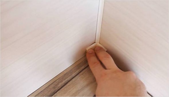 Lo copriamo con un battiscopa decorativo