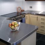 Installazione di un piano di lavoro in metallo in cucina