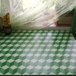 Piano di lavoro verde con motivo a cubi 3D