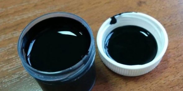 Pelle liquida nera in un barattolo