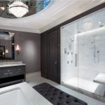 Ampio bagno con corretta suddivisione in zone e un elemento a specchio originale