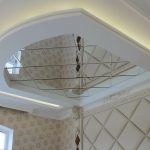 Soffitto a specchio decorativo nella camera da letto
