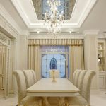Sala da pranzo classica e luminosa con soffitto a specchio