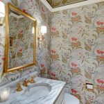 Bellissimo bagno floreale con soffitto a specchio