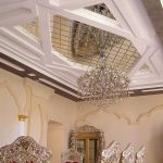 Bellissimi frammenti di specchio sul soffitto di un soggiorno classico