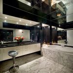 Un bel soffitto a specchio è perfetto per il bagno