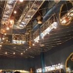 Bellissimo soffitto a specchio realizzato con singole piastrelle per una stanza spaziosa