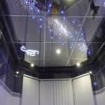 Bellissimo soffitto in piastrelle a specchio nel bagno