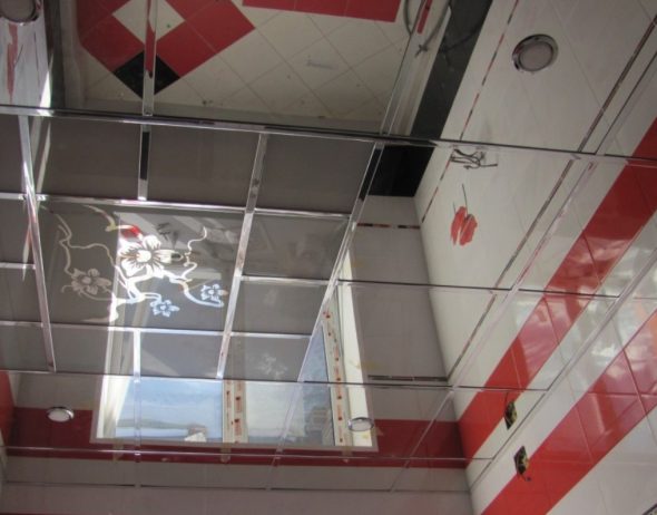 Piastrelle a specchio sul soffitto
