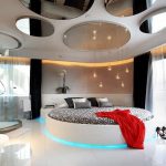 Frammenti di specchio rotondo sul soffitto di una spaziosa camera da letto
