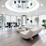 Elemento a specchio rotondo sul soffitto del soggiorno