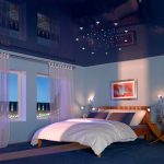 Soffitto a specchio teso nella camera da letto in blu