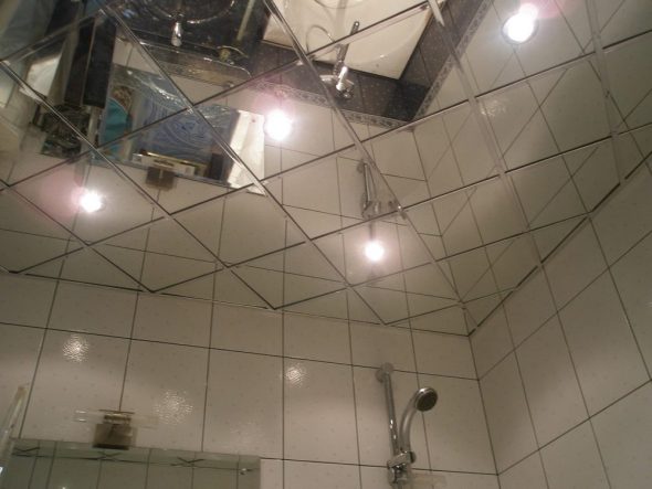 Soffitto a specchio falso nel bagno