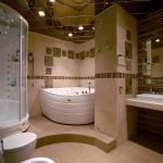 Ampio bagno con soffitto in piastrelle a specchio