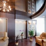Lussuoso soffitto a specchio per un soggiorno elegante