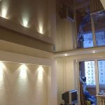 Soffitto a specchio massiccio nella stanza