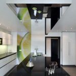 Cucina high-tech ed elegante con soffitto a specchio