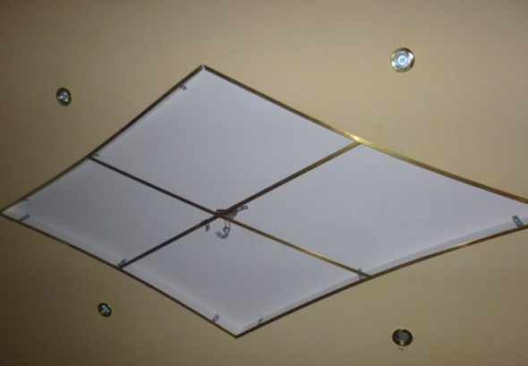 Telaio per soffitto a specchio
