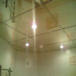 Piastrelle a specchio sul soffitto del bagno