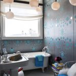 Soffitto a specchio e lampadario originale: il punto forte dell'interno del bagno