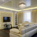 Il soffitto a specchio si inserisce organicamente nell'arredamento del soggiorno