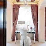 Soffitto a specchio nella camera da letto sopra il tavolo da toeletta