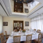 Specchio sul soffitto sopra il tavolo da pranzo