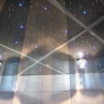 Cielo stellato sul soffitto a specchio