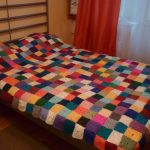 Copriletto con motivi multicolori