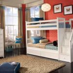 Letto a castello bianco con cassettiera e scala