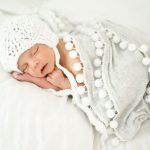 Coperta con pompon bianchi per neonati