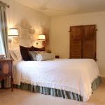 Copriletto bianco neve con frange per una camera da letto in stile country