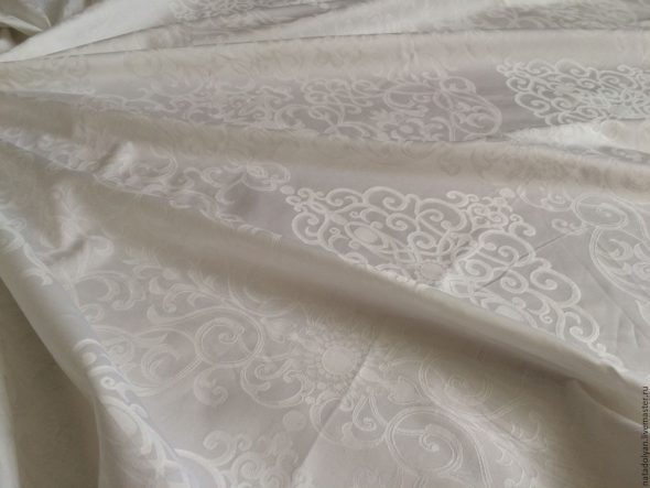 Satin blanc neige avec un motif