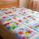 Copriletto beige con inserti patchwork quadrati multicolori