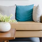 Divano beige con cuscini colorati fatti a mano