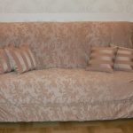 Copridivano beige in tessuto europeo su un piccolo divano