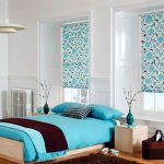 Colore turchese per arredare una camera da letto con pochi mobili