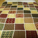 Ampia coperta per letto realizzata con vari motivi lavorati a maglia