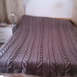 Grande coperta grigia con semplice motivo a trecce ripetuto