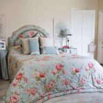 Design del letto floreale con testiera floreale