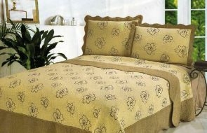 Copriletto e cuscini decorativi con motivo floreale