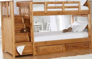 Letto a castello in legno con comoda scaletta