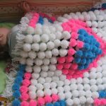Coperta con pompon per neonati