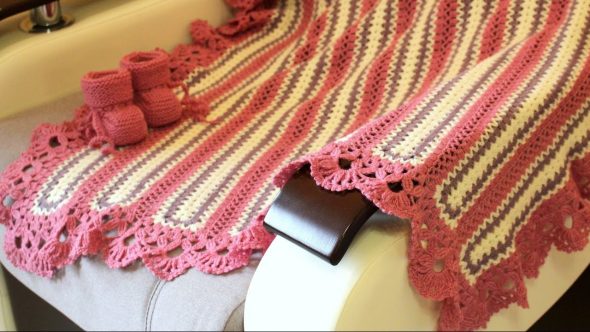 Coperta a righe lavorata a maglia per bambini